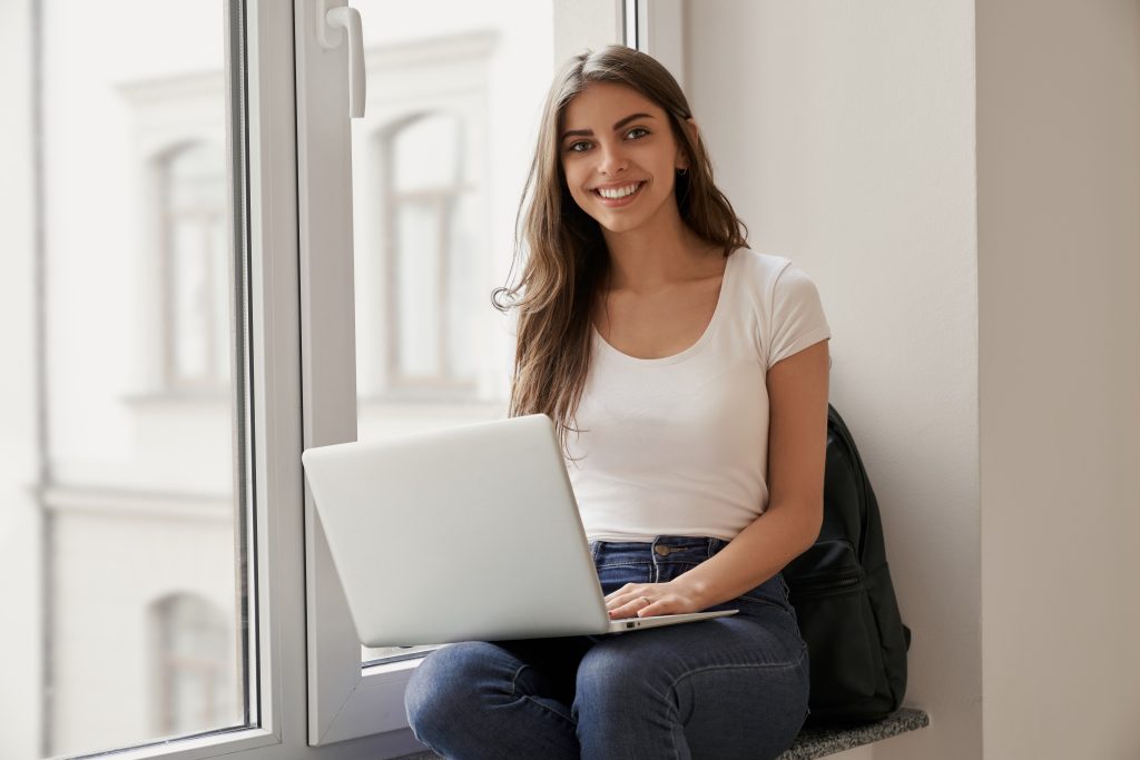 chica estudiando cursos online gratis