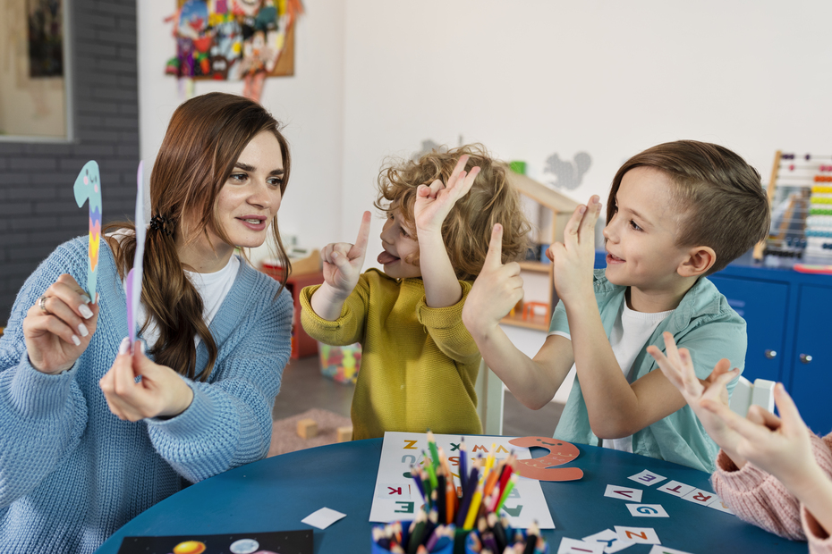 Profesora con dos niños aprendiendo los números. La importancia de la ludoteca