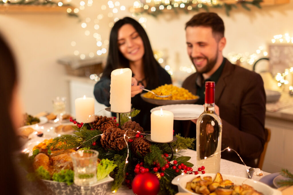 Familia disfrutando de una comida de Navidad