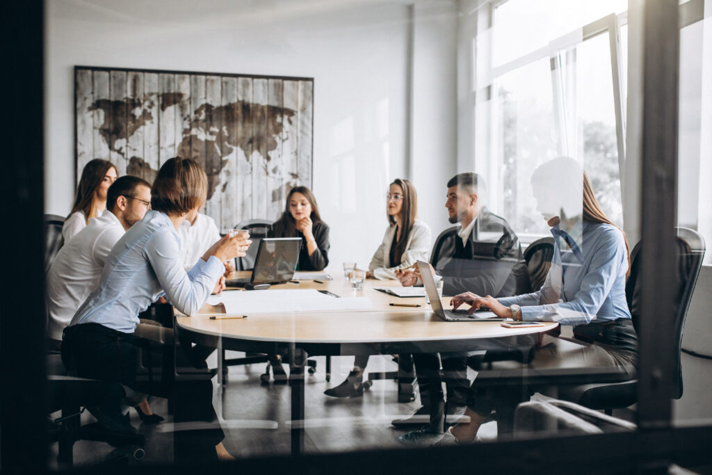 Grupo de personas trabajando conjuntamente en una oficina de una empresa