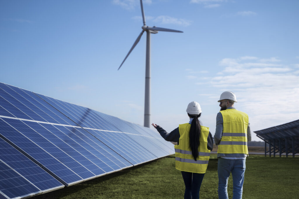 Dos trabajadores del sector energético ante fuentes de energías renovables