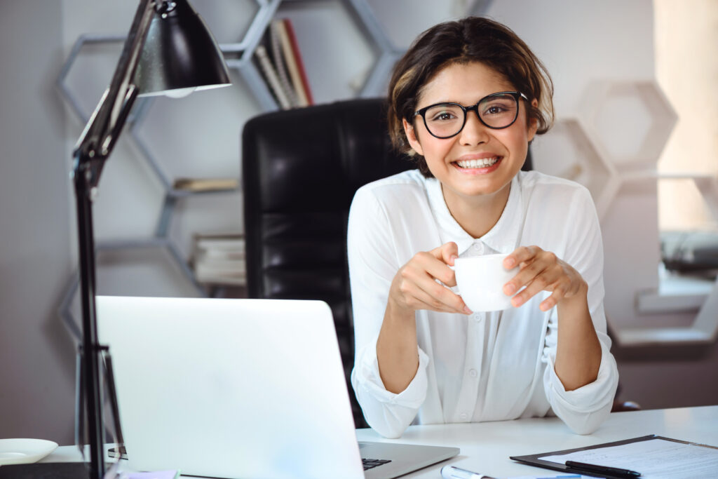 Mujer alegre en una oficina